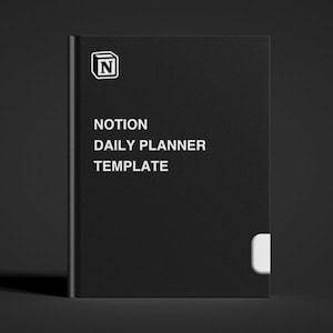 Könnte beinhalten: Schwarzes Notizbuch mit einem weißen "N"-Logo und dem Text "NOTION DAILY PLANNER TEMPLATE" auf dem Einband.