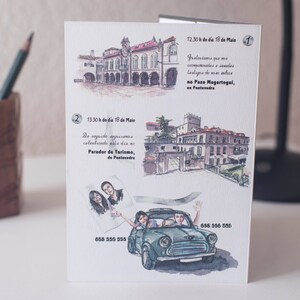 Op de afbeelding: Een huwelijksuitnodiging met een aquarel-illustratie van een gebouw en een auto. De uitnodiging bevat de datum en tijd van de bruiloft, evenals de locatie. De tekst op de uitnodiging luidt: "12.30 h do dia 18 de Maio.  Invitamos que nos acompanhem a celebrar o nosso enlace no Pazo Mugartegui, en Pontevedra. 666 555 555. 13.30 h do dia 18 de Maio. De seguida agasalhamos celebrando este dia no Parador de Turismo, de Pontevedra. 666 555 555."