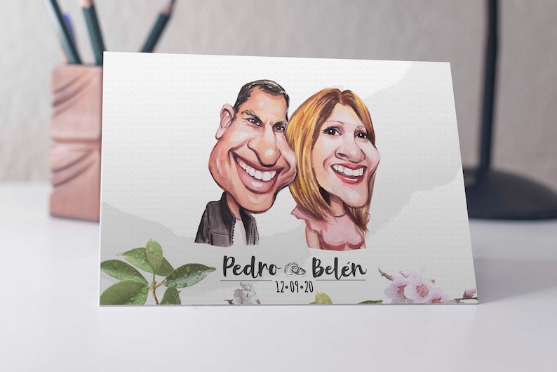 Op de afbeelding: Een karikatuur-illustratie van een stel, Pedro en Belen, met een aquarel achtergrond en bloemmotieven. De tekst "12-09-20" staat onder de namen van het stel.