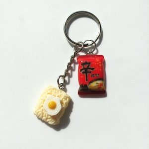 Korean Shin辛 ramen noodles with fried egg keychain, funny keychain, miniature food keychain