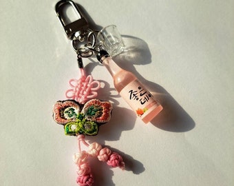 Norigae+Jinro-- Norigae tradicional coreano, botella Pink Jinro con llavero de airpod de vidrio de tiro