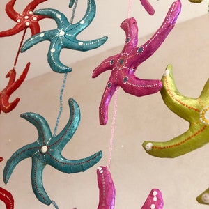 Ghirlanda di 5 stelle marine di cartapesta (4 colori: rosso, blu, verde, rosa)