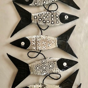 Slinger van 5 papier-maché sardines (6 kleuren: rood, zwart, zilver, oranje, roze, groen)