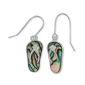 Könnte beinhalten: Ein Paar silberne Ohrhänger mit einer grün, blau und pinken Abalone-Muschel in Form einer Flip-Flop mit einem silbernen Blumen-Anhänger.
