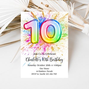 Pode incluir: Um convite de aniversário colorido com um balão de número 10 em cores de arco-íris. O texto diz "Join Us To Celebrate Charlotte's 10th Birthday, Saturday October 20th @ 1:00pm, Our House, 44 Rainbow Parade, RSVP to Amelie 123 456 789".