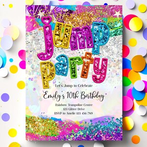 Op de afbeelding: Een kleurrijke uitnodiging voor een 10e verjaardagsfeest met de woorden "Jump Party" in regenboogletters met glitter en een glinsterende achtergrond. De uitnodiging zegt "Let's Jump to Celebrate Emily's 10th Birthday" en bevat de locatie en RSVP-informatie.