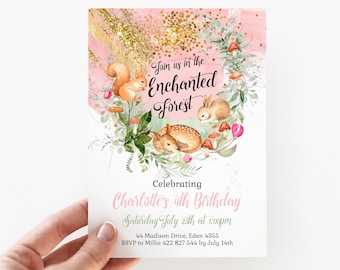 Invitación de cumpleaños imprimible y editable para cualquier edad con temática de bosque encantado, ciervos, conejos y otros animales en tonos rosa y dorado con purpurina.