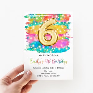 Puede incluir: Una invitación de cumpleaños colorida con un globo de número seis de lámina dorada y el texto "Join Us To Celebrate Emily's 6th Birthday". La invitación también incluye la fecha, la hora, la ubicación y la información de RSVP.