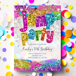 Op de afbeelding: Een kleurrijke uitnodiging voor een verjaardagsfeest met de woorden "Jump Party" in glinsterende letters. De uitnodiging is versierd met een regenboogachtergrond en confetti. De tekst op de uitnodiging luidt: "Let's Jump to Celebrate Emily's 10th Birthday. Rainbow Trampoline Centre 123 Glitter Drive RSVP to Amelie 123 456 789"