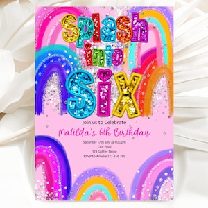 Puede incluir: Una invitación de cumpleaños rosa con las palabras "Splash into Six" en letras coloridas y brillantes. Arcos iris y detalles de purpurina plateada decoran la invitación, que incluye los detalles de la fiesta para el 6º cumpleaños de Matilda.