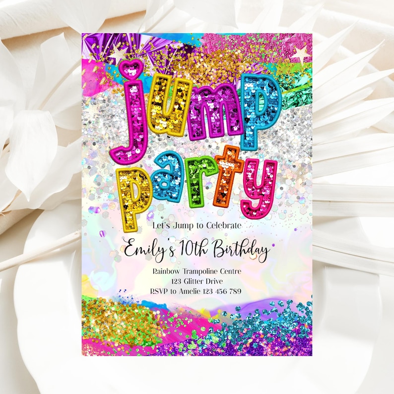 Op de afbeelding: Een kleurrijke uitnodiging met glitter en regenboogkleuren. De tekst luidt "Jump Party" en "Let's Jump to Celebrate Emily's 10th Birthday". De uitnodiging bevat de locatie en RSVP-informatie.
