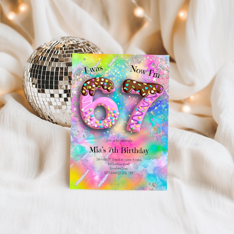Peut inclure: Une invitation d'anniversaire color&eacute;e avec les chiffres "67" en forme de donuts, avec le texte "I was" et "Now I'm". L'invitation annonce "Mia's 7th Birthday" avec les d&eacute;tails de l'&eacute;v&eacute;nement. Un boule &agrave; facettes est visible en arri&egrave;re-plan.