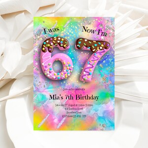 Peut inclure: Une invitation d'anniversaire color&eacute;e avec le texte "I was 6, Now I'm 7". Les chiffres sont con&ccedil;us comme des beignets avec des vermicelles. L'invitation indique "Mia's 7th Birthday" et comprend les d&eacute;tails de l'&eacute;v&eacute;nement.