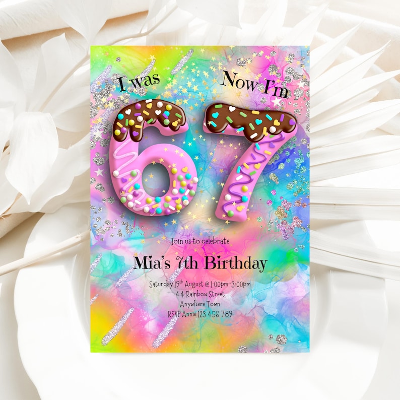 Peut inclure: Une invitation d'anniversaire color&eacute;e avec le texte "I was 6, Now I'm 7". Les chiffres sont con&ccedil;us comme des beignets avec des vermicelles. L'invitation indique "Mia's 7th Birthday" et comprend les d&eacute;tails de l'&eacute;v&eacute;nement.