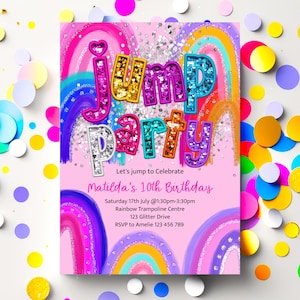 Puede incluir: Una invitaci&oacute;n de fiesta de cumplea&ntilde;os rosa con un fondo de arco&iacute;ris y las palabras "Jump Party" en letras brillantes. La invitaci&oacute;n incluye detalles para la fiesta de cumplea&ntilde;os n&uacute;mero 10 de Matilda, incluida la fecha, la hora, la ubicaci&oacute;n y la informaci&oacute;n de RSVP.