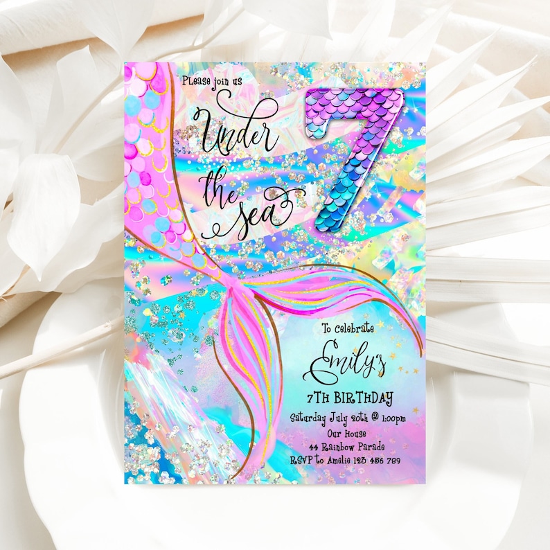 Puede incluir: Una invitaci&oacute;n de cumplea&ntilde;os con tem&aacute;tica de sirena con un fondo brillante y una cola de sirena rosa y azul. La invitaci&oacute;n dice "Por favor, &uacute;nase a nosotros Bajo el mar" y "Para celebrar el 7&ordm; cumplea&ntilde;os de Emily".