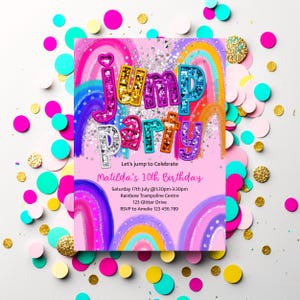 Puede incluir: Una invitaci&oacute;n de fiesta de cumplea&ntilde;os rosa con un fondo de arco&iacute;ris y las palabras "Jump Party" en letras brillantes. La invitaci&oacute;n incluye detalles para la fiesta de cumplea&ntilde;os n&uacute;mero 10 de Matilda, incluida la fecha, la hora, la ubicaci&oacute;n y la informaci&oacute;n de RSVP.