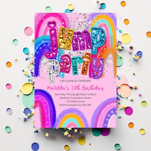 Puede incluir: Una invitaci&oacute;n de fiesta de cumplea&ntilde;os rosa con un fondo de arco&iacute;ris y el texto "Jump Party" en letras de colores con purpurina. La invitaci&oacute;n incluye detalles para la fiesta de cumplea&ntilde;os n&uacute;mero 10 de Matilda, incluida la fecha, la hora, la ubicaci&oacute;n y la informaci&oacute;n de RSVP.