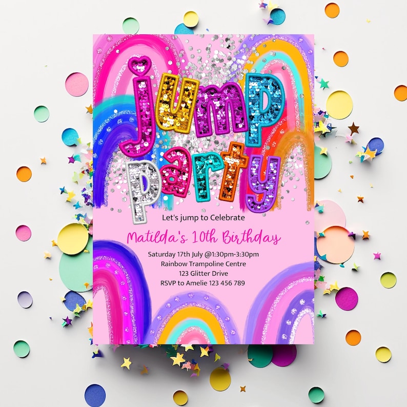 Puede incluir: Una invitaci&oacute;n de fiesta de cumplea&ntilde;os rosa con un fondo de arco&iacute;ris y el texto "Jump Party" en letras de colores con purpurina. La invitaci&oacute;n incluye detalles para la fiesta de cumplea&ntilde;os n&uacute;mero 10 de Matilda, incluida la fecha, la hora, la ubicaci&oacute;n y la informaci&oacute;n de RSVP.