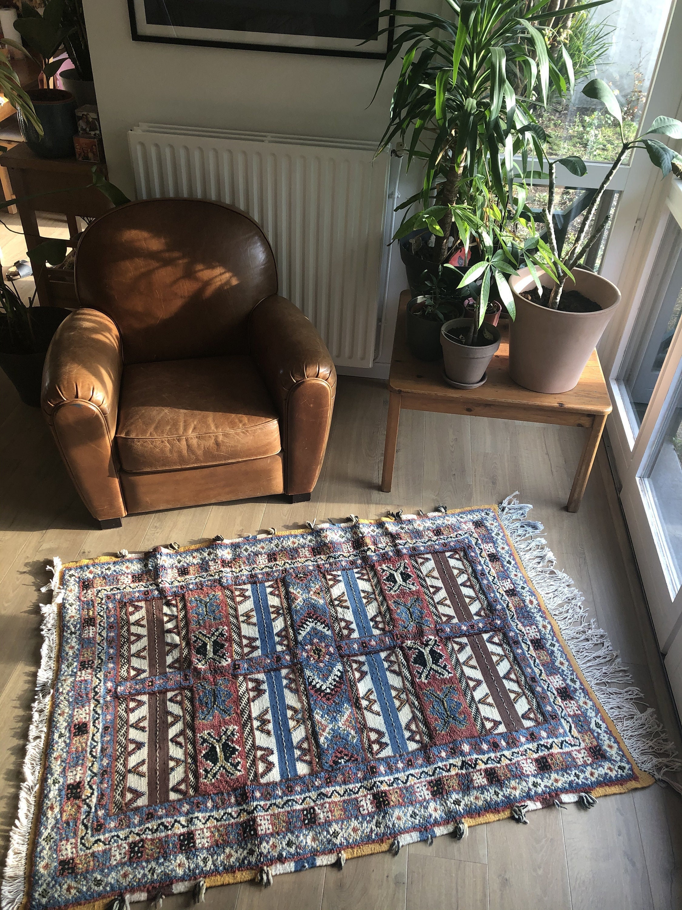 Tapis bohème marocain, grand damier tufté, laine crème brodée