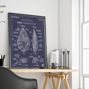 Pode incluir: Uma ilustra&ccedil;&atilde;o de estilo plano de um machado de m&atilde;o, tamb&eacute;m conhecido como "Faustkeil", sobre um fundo azul escuro. A ilustra&ccedil;&atilde;o inclui medidas detalhadas e etiquetas em alem&atilde;o.