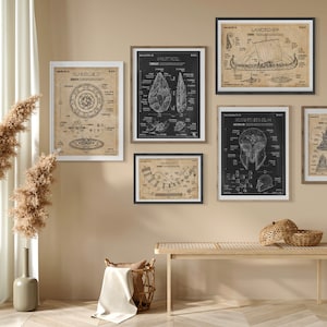 Pode incluir: Um conjunto de seis impress&otilde;es em preto e branco de estilo vintage com ilustra&ccedil;&otilde;es de artefatos vikings. As impress&otilde;es s&atilde;o emolduradas e penduradas em uma parede bege acima de um banco de madeira.