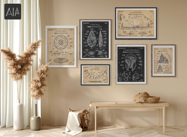 Pode incluir: Um conjunto de seis impress&otilde;es em preto e branco de estilo vintage com ilustra&ccedil;&otilde;es de artefatos vikings. As impress&otilde;es s&atilde;o emolduradas e penduradas em uma parede bege acima de um banco de madeira.