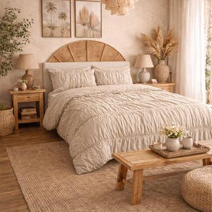 Può includere: Una camera da letto con una palette di colori neutri. Il letto presenta un piumino e cuscini beige, completati da una testiera intrecciata. Un tappeto in juta e mobili in legno, tra cui una panca e comodini, completano lo spazio accogliente.