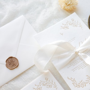 Hochzeitseinladung beige mit Letterpress 'beige flowers' inklusive Kuvert und Siegelwachs, NICHT-PERSONALISIERTES MUSTER Bild 1