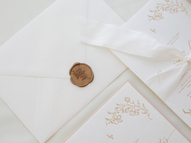 Hochzeitseinladung beige mit Letterpress 'beige flowers' inklusive Kuvert und Siegelwachs, NICHT-PERSONALISIERTES MUSTER Bild 5