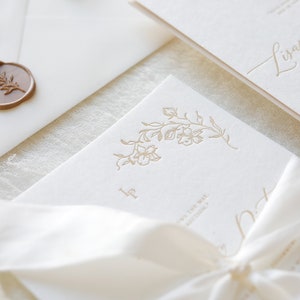 Hochzeitseinladung beige mit Letterpress 'beige flowers' inklusive Kuvert und Siegelwachs, NICHT-PERSONALISIERTES MUSTER Bild 3