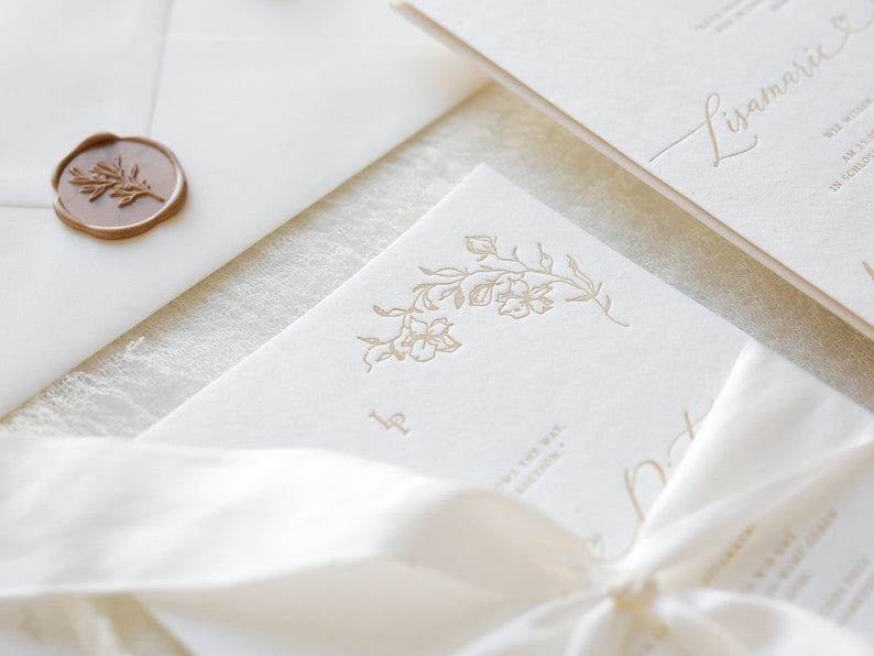 Hochzeitseinladung beige mit Letterpress 'beige flowers' inklusive Kuvert und Siegelwachs, NICHT-PERSONALISIERTES MUSTER Bild 3