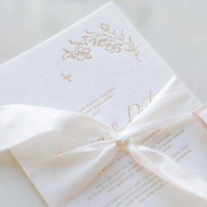 Hochzeitseinladung beige mit Letterpress 'beige flowers' inklusive Kuvert und Siegelwachs, NICHT-PERSONALISIERTES MUSTER Bild 2