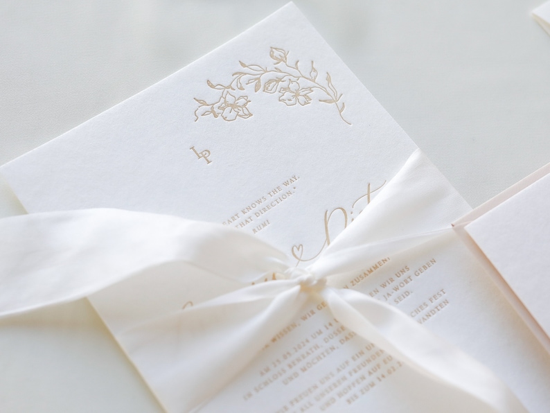 Hochzeitseinladung beige mit Letterpress 'beige flowers' inklusive Kuvert und Siegelwachs, NICHT-PERSONALISIERTES MUSTER Bild 2