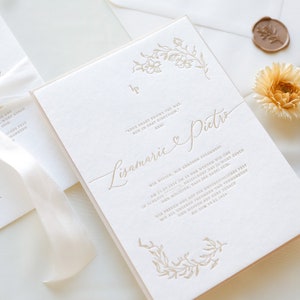 Hochzeitseinladung beige mit Letterpress 'beige flowers' inklusive Kuvert und Siegelwachs, NICHT-PERSONALISIERTES MUSTER Bild 4