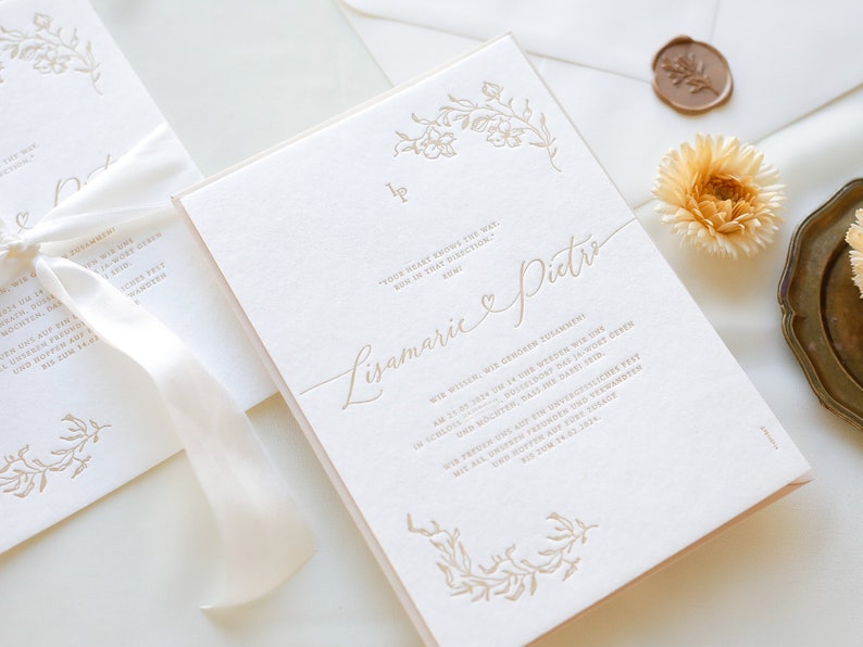 Hochzeitseinladung beige mit Letterpress 'beige flowers' inklusive Kuvert und Siegelwachs, NICHT-PERSONALISIERTES MUSTER Bild 4