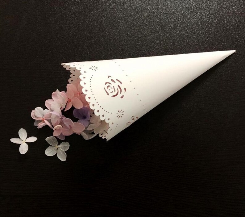 50 Pieces Lace Rose Confetti Cones Flower Fifelds for Wedding Party petal cones, vintage cones, favour bags zdjęcie 6