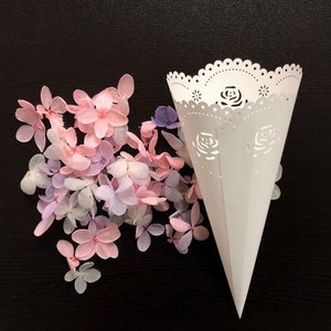 50 Pieces Lace Rose Confetti Cones Flower Fifelds for Wedding Party petal cones, vintage cones, favour bags zdjęcie 1