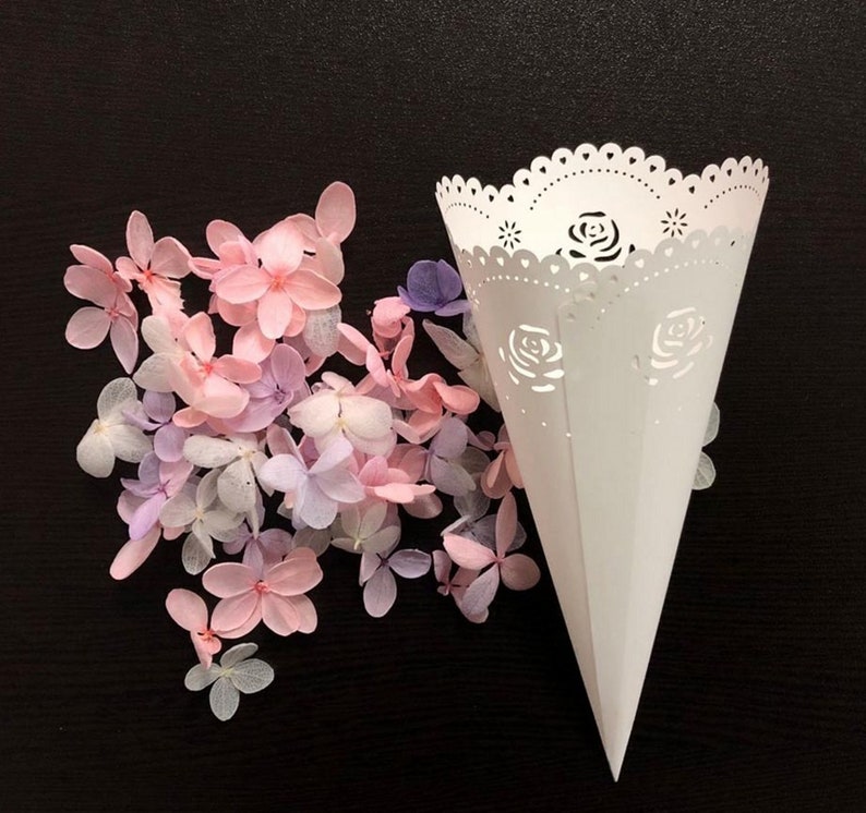 50 Pieces Lace Rose Confetti Cones Flower Fifelds for Wedding Party petal cones, vintage cones, favour bags zdjęcie 1