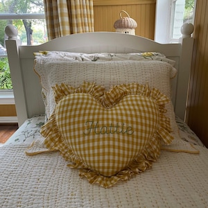 Kundenspezifisches gelbes Flachsleinen Vichykaroherzkissen Rüschen