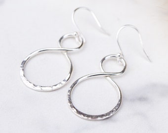 Unendliche handgemachte Silber Infinity Twist Ohrringe. Ideales Muttertagsgeschenk . Elegante Unendlichkeitssymbol recycelte Sterling Silber Tropfen Ohrringe