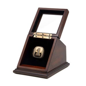 Kampioenschapsringvitrine: houten en fluwelen memorabiliadoos met graveerplaat