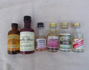 Kleine flesjes, flessen met kleur- en smaakstoffen, lege glazen houders