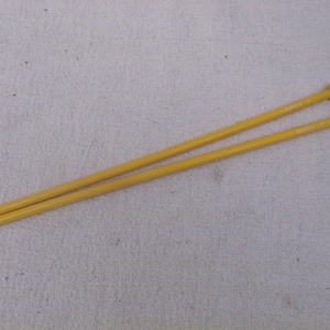 Gelbe Stricknadeln, Kunststoff Stricknadeln, Größe 22, 7 mm Bild 1