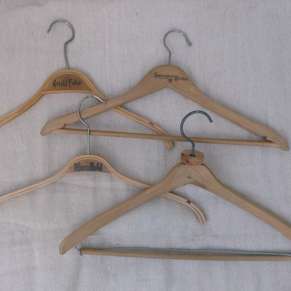 Vintage reclame kleerhangers, stevige heren hangers, houten kleerhanger, kleding netjes, pak hanger