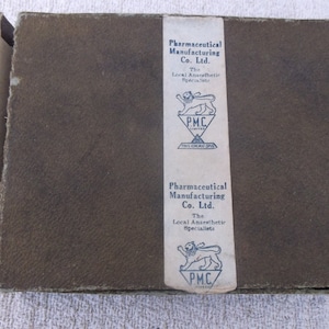 Embalaje vintage, caja de cartón, recuerdos médicos