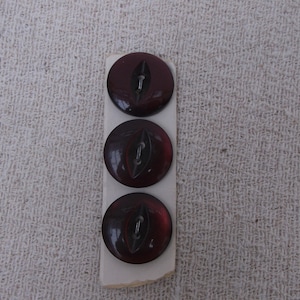 Zwei Lochknöpfe, klassische flache Tasten, Vintage-Tasten auf Original-Karte