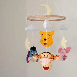 Móvil para bebé con oso, cerdo, burro y tigre / Decoración infantil con luna, estrellas y nubes / Móvil de animales de fieltro suave / Regalo para bebé de género neutro