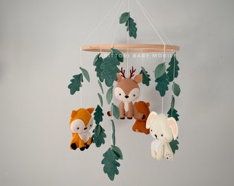 Pépinière mobile boisée avec ours, lapin, renard et cerf. Cadeau de bébé de genre neutre. Décor sur le thème de la baby shower boisée. Créatures mignonnes des bois.