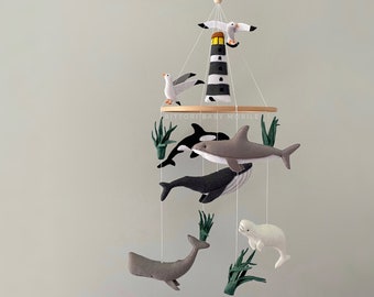 Havsmobil för baby | Nautisk spjälsängsmobil med fyr, valar och måsar | Barnkammardekor under havet | Könsneutral babyshowerpresent